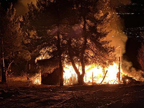 Bursa'da ahşap ev yangın; 2 kişi dumandan etkilendi
