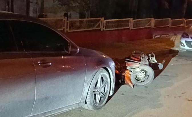 Park halindeki otomobile çarpan motosikletin, alkollü ve ehliyetsiz sürücüsü yaralandı