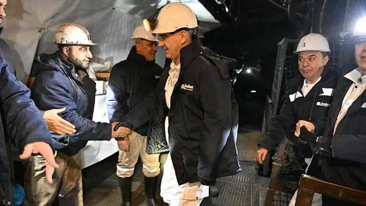 Manisa Valisi Özkan, yeni yıla madencilerle yer altında girdi