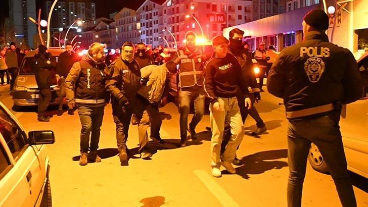 Yılbaşı kutlamasında çıkan kavgaya müdahale eden polis bıçakla yaralandı