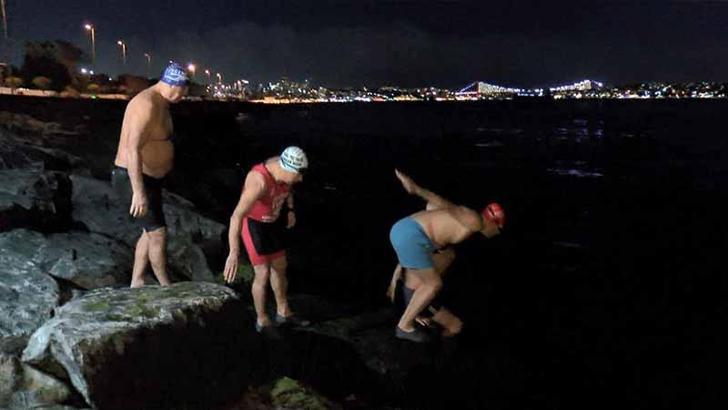 Fatih'te 2026'ya buz gibi suda yüzerek girdiler