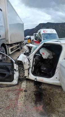 Otomobil, park halindeki TIR'a çarptı: 2 ölü, 1 yaralı