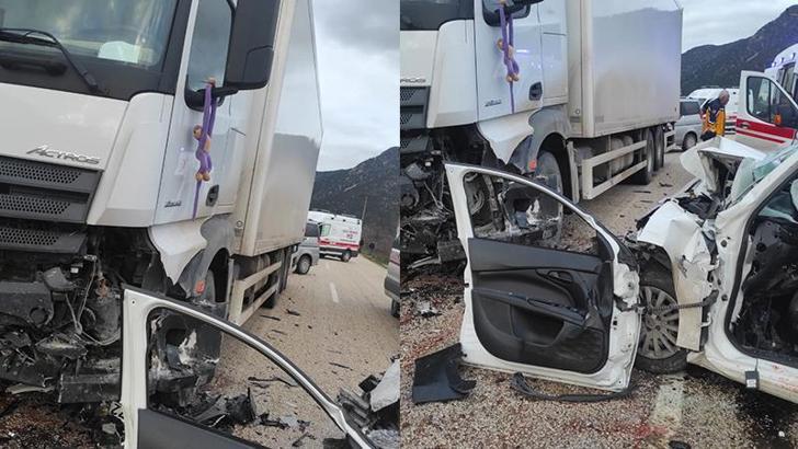 Otomobil, park halindeki TIR'a çarptı: 2 ölü, 1 yaralı