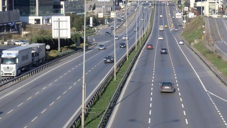İstanbul- Yılın ilk günü İstanbul'da yollar boş kaldı