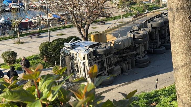 İstanbul- Avcılar'da toprak yüklü hafriyat kamyonu devrildi