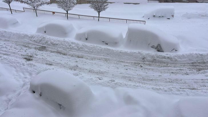 Yüksekova'da araçlar kara gömüldü, 177 yerleşim yerinin yolu kapalı