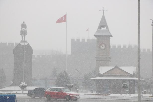 Kayseri’de yılın ilk gününde kar ve sis