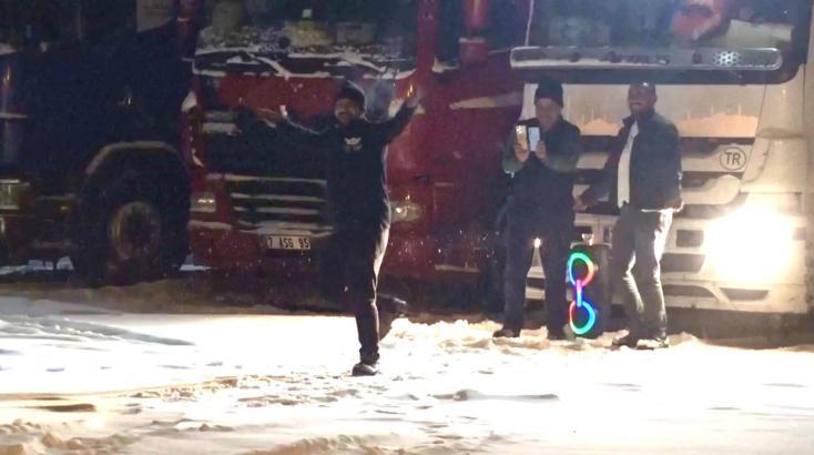 Kara yolunun açılmasını bekleyen TIR şoförleri, yeni yıla halay çekerek girdi