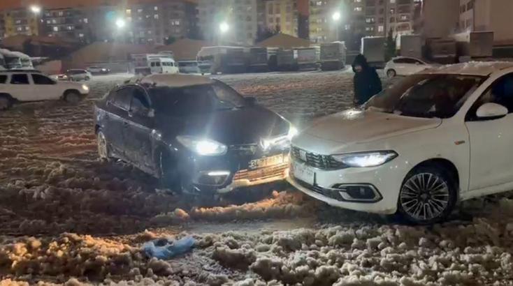 İlçe otogarını drift alanına çeviren sürücülerin otomobilleri çarpıştı; kaza kamerada