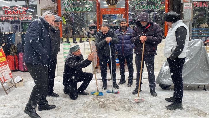 Kars’ta kar nedeniyle 130 köy yolu kapandı