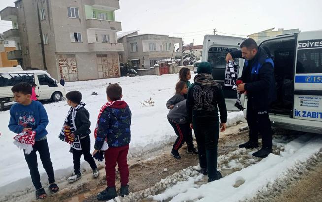 Gaziantep’te kartopu oynayan çocuklara eldiven, bere ve atkı dağıtıldı