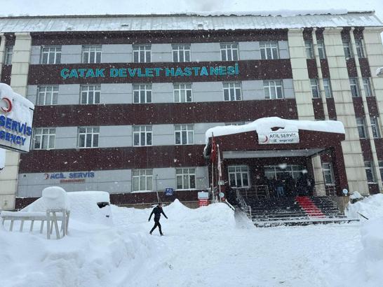 Çatak’ta çığ düşen evde yaralanan kadın öldü; 20 ev tahliye edildi (2)