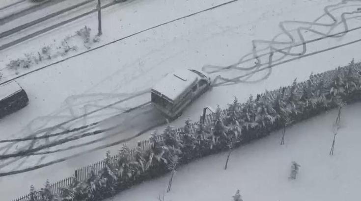 İstanbul - Eyüpsultan'da kar yağışı; araçlar yolda kaldı