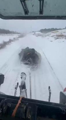 Askere gidecek gençlerin karda eğlencesi kamerada