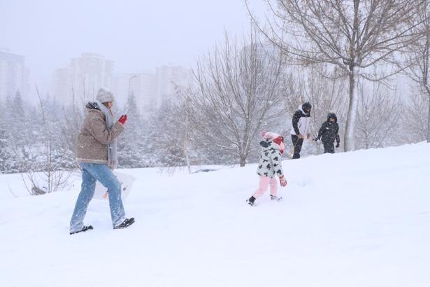 Kayseri’de yetişkinler ve çocuklar, poşet, naylon ve kızaklarla kayıp, karın keyfini çıkardı / Ek fotoğraflar