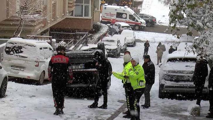 Ümraniye’de buzlanan yolda kayan otomobil takla attı