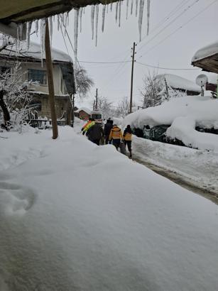 Ekipler, kardan kapanan yolu açıp köydeki hastayı hastaneye ulaştırdı