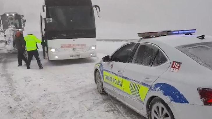 Erciyes’te tipi nedeniyle otobüste mahsur kalan 44 kişi kurtarıldı