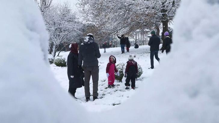 İstanbul - Çamlıca Tepesi'nde kar yağışının keyfini aileler çıkardı