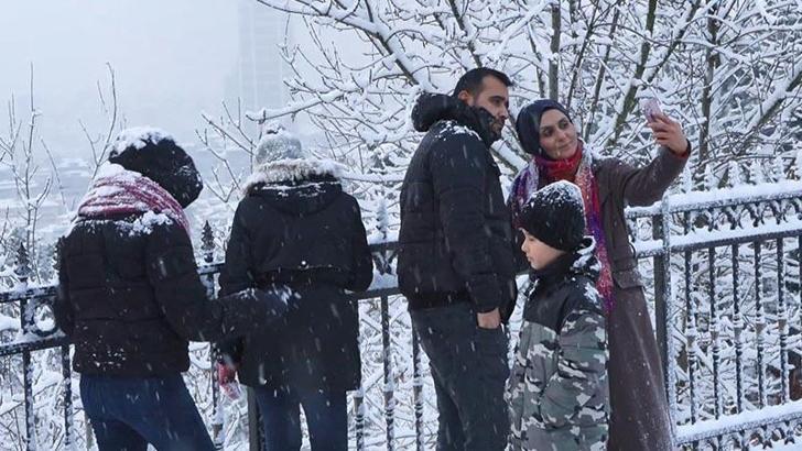 Çamlıca Tepesi'nde kar yağışının keyfini aileler çıkardı