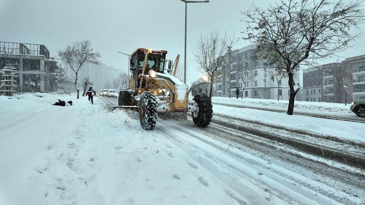 Kahramanmaraş’ta 330 personel ve 222 araçla karla mücadele çalışması