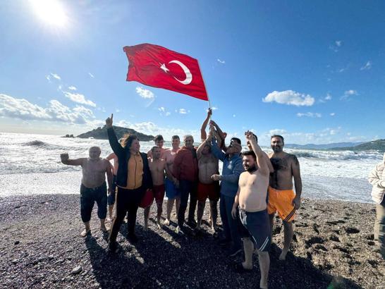 Yılın ilk günü denize girip 'turizm sadece yazla sınırlı değil' mesajı verdiler
