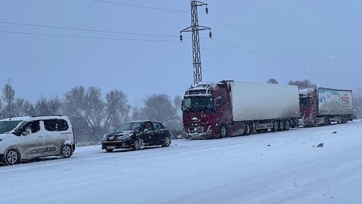 Refahiye-Erzincan kara yolu çift yönlü ulaşıma kapandı
