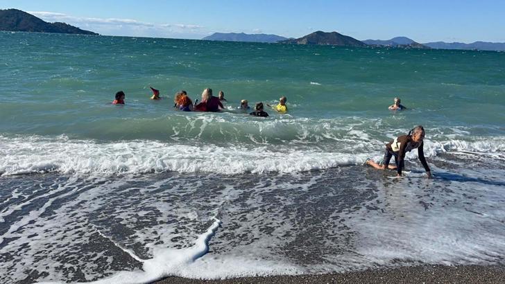 Muğla'da yardıma muhtaç çocuklar ve hayvanlara destek için denize girdiler