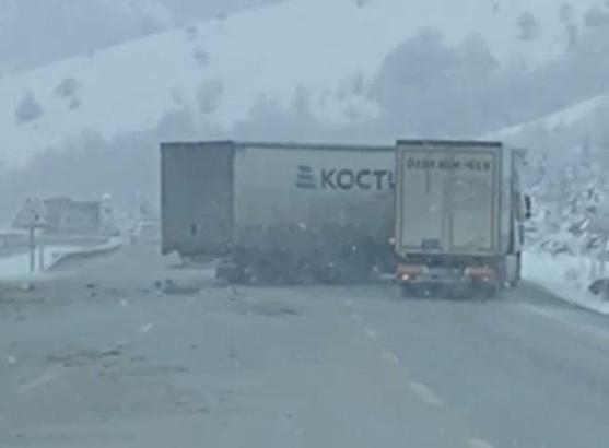 2 TIR’ın çarpıştığı kaza kamerada