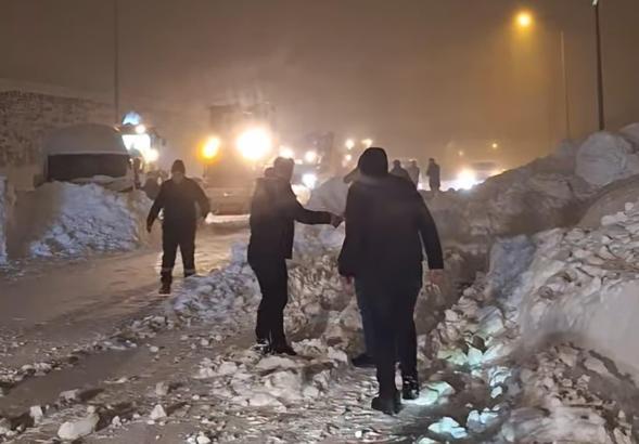 Bitlis’te seyir halindeki yakıt tankeri üzerine çığ düştü; sürücü sağ kurtarıldı