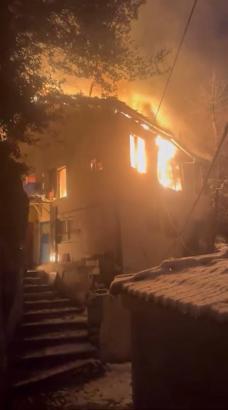 Bursa'da 2 katlı evde çıkan yangın metruk 2 binaya sıçradı