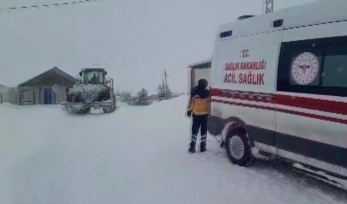 Hastalanan köylü, kardan kapanan köy yolunda iş makinesinin kepçesinde taşandı