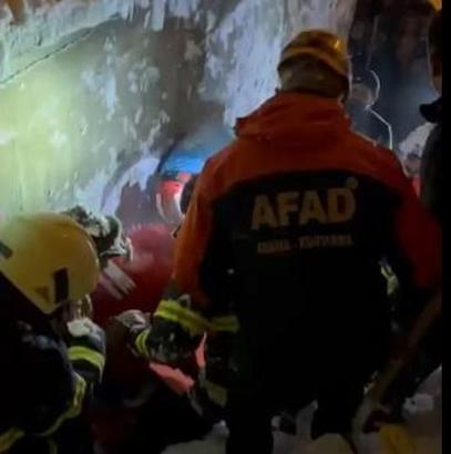 Bitlis’te seyir halindeki yakıt tankeri üzerine çığ düştü; sürücü sağ kurtarıldı (2)