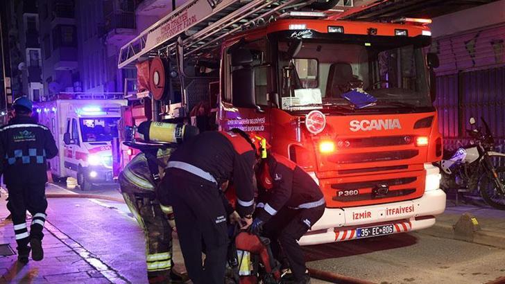 İzmir’de kafenin çatı katında yangın: 2 kişi dumandan etkilendi