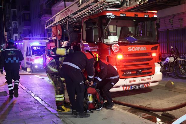 İzmir’de kafenin çatı katında yangın: 2 kişi dumandan etkilendi