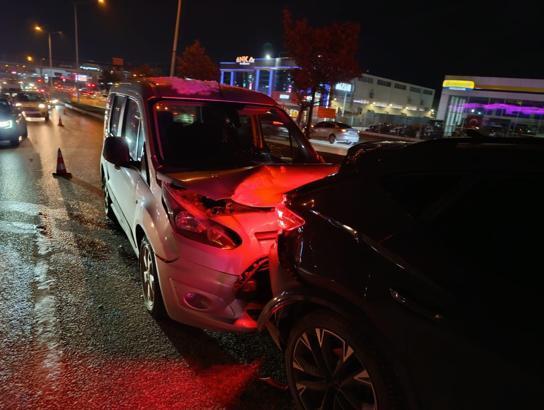 Bursa'da hafif ticari araç ile cip çarpıştı: 3 yaralı