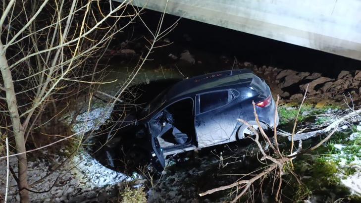 Bursa'da otomobil dereye düştü: 1 yaralı
