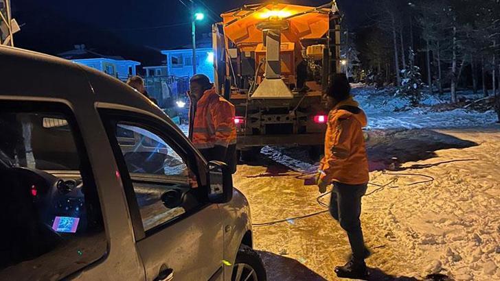 Kara saplanan aracı, belediye ekipleri kurtardı