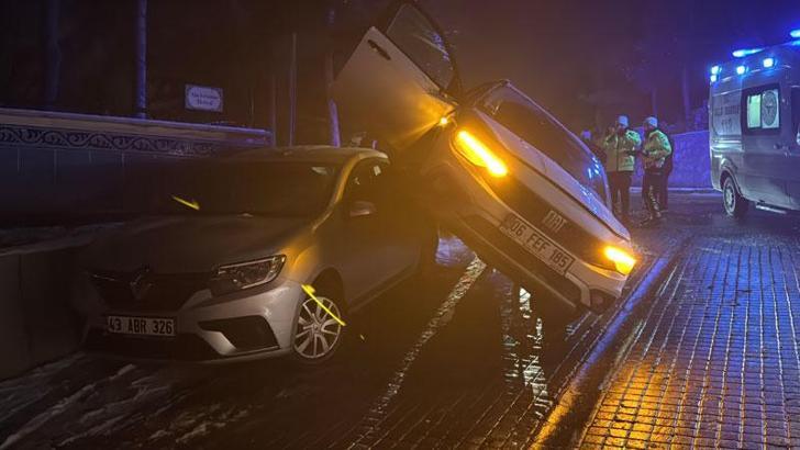 Kayan otomobil park halindeki bir başka otomobilin üzerine çıktı