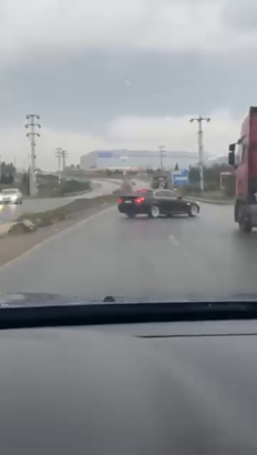 Sürücüsünün drift yaptığı otomobil takla attı; o anlar kamerada