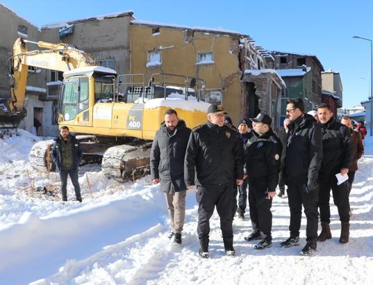 Erzurum’da suç önleyici faaliyet kapsamında metruk binalar yıkılıyor