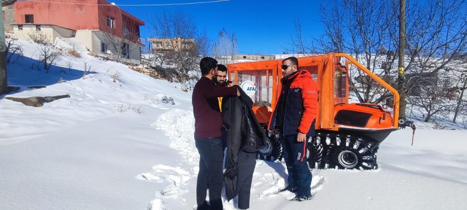 Mardin’de damdan düşüp kolu kırılan kişi, paletli araçla hastaneye ulaştırıldı