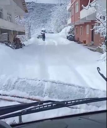 Kar küreme aracına oyun havası ile karşılama