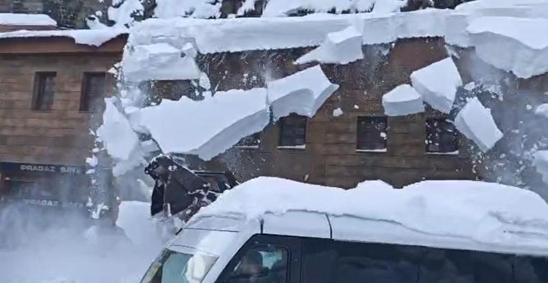 Çatıdaki tonlarca ağırlığındaki kar, iş makinesinin üzerine düştü