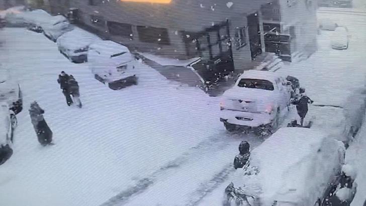 Kağıthane’de yokuştan kayan kamyonet kar topu oynayan çocuklara çarptı; sürücü tutuklandı