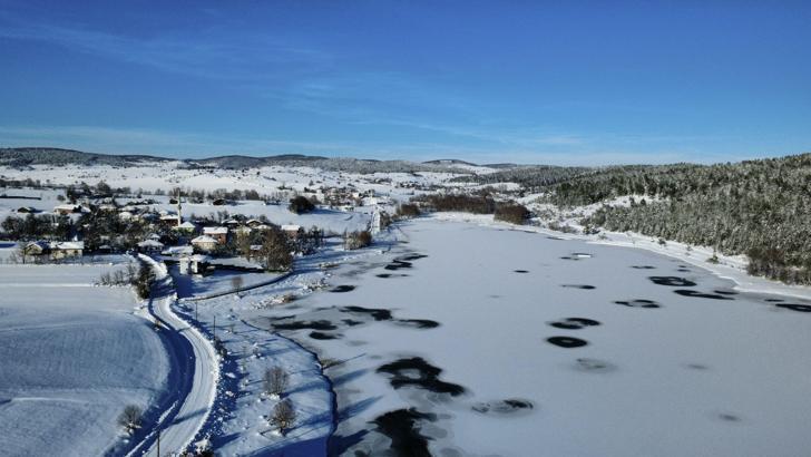 Bostancılar Göleti’nin yüzeyi buz tuttu