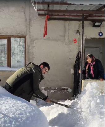 İl Özel İdaresi çalışanı, kardan mahsur kalan kadına kürekle yol açtı