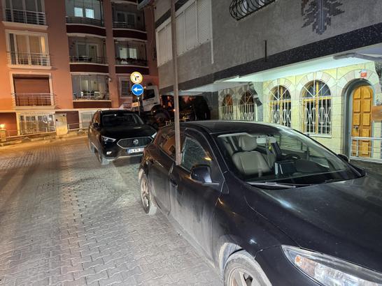 İstanbul- Avcılar’da 5 katlı binanın çatısından düşen demir, park halindeki otomobile saplandı