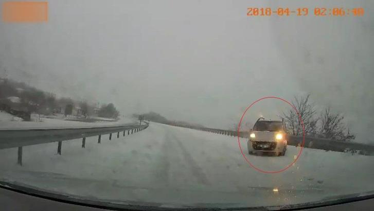 Elazığ’da karlı yolda kontrolden çıkan hafif ticari aracın savrulması kamerada