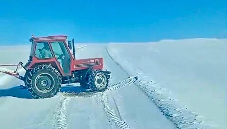 'Her şeyi devletten beklememek lazım' diyerek, köy yolunu traktörle açtılar